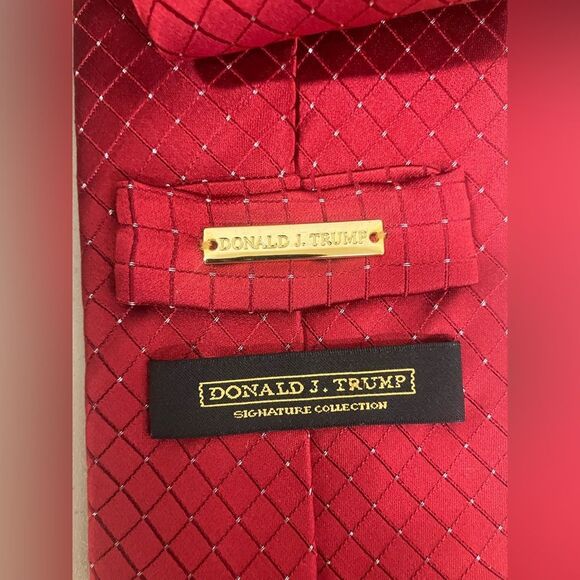 Donald Trump Signature Collection checkered Red & White Patterned Tie Silk Blend - Picture 3 of 5